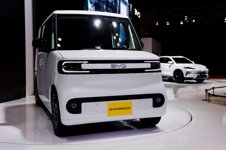 中国の電気自動車(EV)大手、比亜迪(BYD)の軽乗用車EV「ラッコ」。2025年10月29日、都内で撮影。REUTERS/Manami Yamada