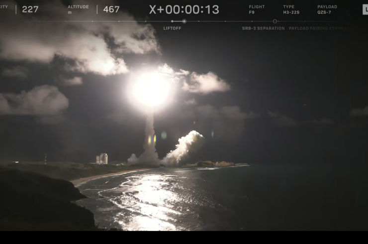 打ち上げ直後、上昇するロケット（JAXAライブ中継より）