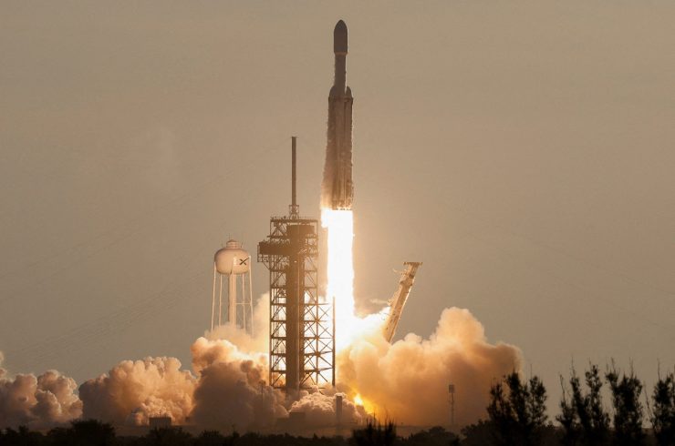 米フロリダ州ケープカナベラルのケネディ宇宙センターで３０日、ＮＡＳＡの「ナンシー・グレース・ローマン宇宙望​遠鏡」を搭載したスペースＸの大型ロケット「ファルコンヘビー」が打ち上げられた。(２０２６年　ロイター/Joe Skipper )