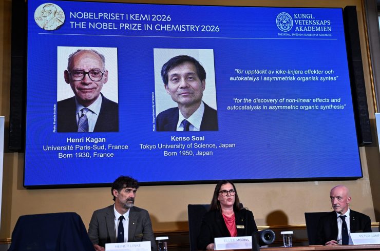 写真は2026年のノーベル化学賞の記者会見の様子。スクリーン左は仏パリ第11大学のアンリ・カガン氏、右が硤合憲三・東京理科大名誉教授。10月7日、ストックホルムで撮影。提供写真。 TT News Agency/Fredrik Sandberg via REUTERS