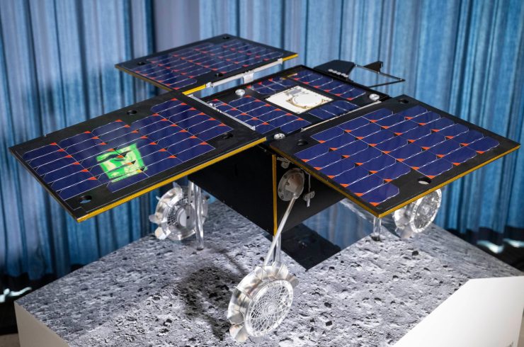 資料写真 - ドイツ航空宇宙センターの記者会見で展示された火星探査車イデフィックスの模型